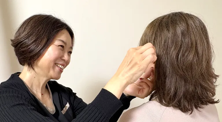 耳つぼ施術の模様